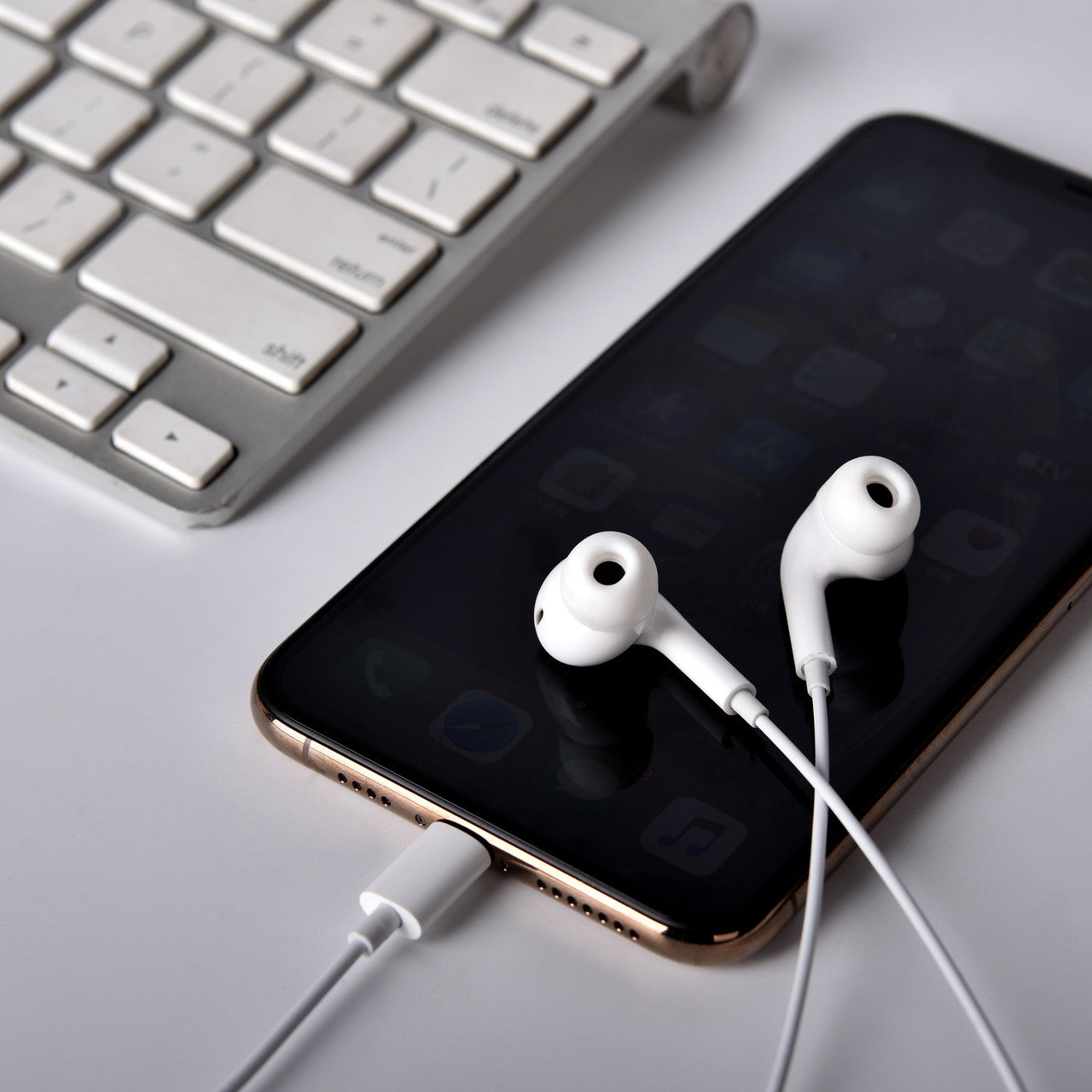 سماعات أذن سلكية داخل الأذن من سلسلة ديفيا سمارت تايب سي باللون الابيض