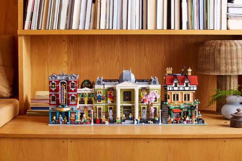 LEGO® Tudor Corner - مبنى كلاسيكي بتفاصيل معمارية