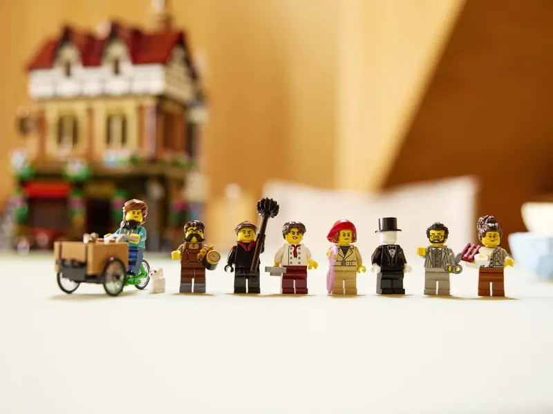 LEGO® Tudor Corner - مبنى كلاسيكي بتفاصيل معمارية