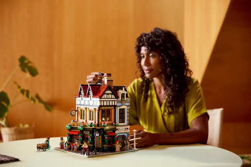 LEGO® Tudor Corner - مبنى كلاسيكي بتفاصيل معمارية