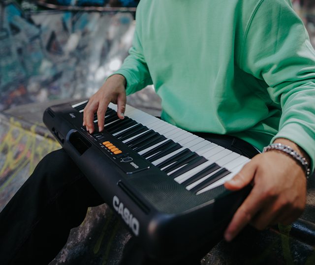 لوحة مفاتيح بيانو كاسيو المحمولة / 61 مفتاحًا - أسود