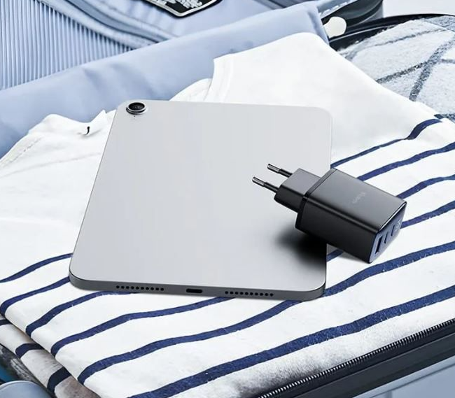 شاحن حائط مكدودو 30 وات مع كابل قابل للسحب وشاشة - أسود