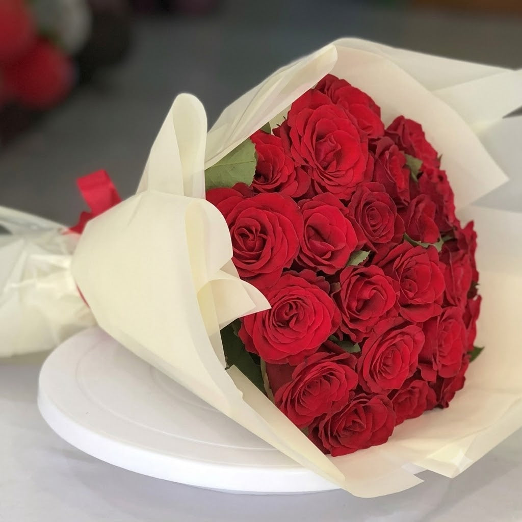باقة من 25 وردة حمراء - غلاف أبيض كلاسيكي