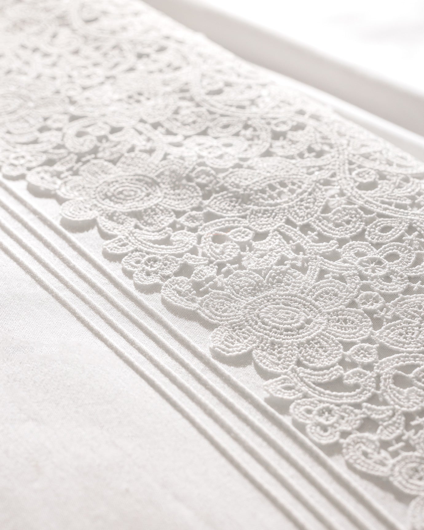 Marion Kıng Sıze Embroıdery Satın Duvet Cover Set - Madame Coco JO