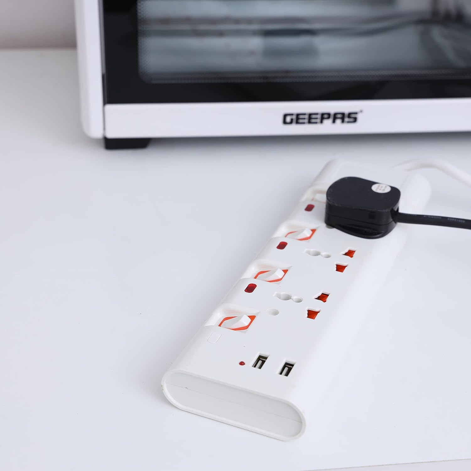 مشترك كهرباء Geepas 4 مخارج وUSB بطول 3م