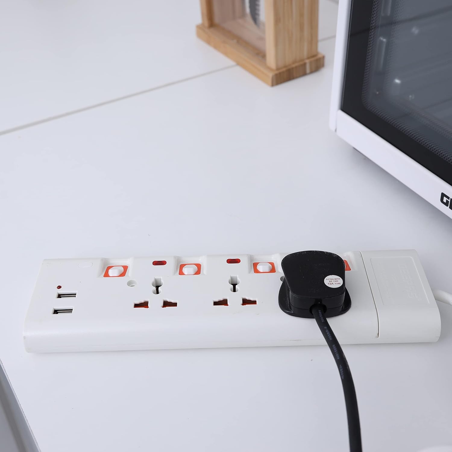 مشترك كهرباء Geepas 4 مخارج وUSB بطول 3م
