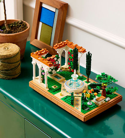 LEGO® Fountain Garden 10359 - حديقة نافورة 1302 قطعة