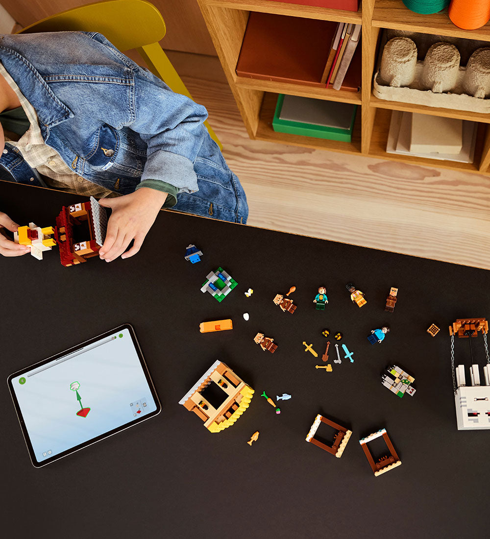 LEGO Minecraft هجوم على القرية 21273 – 555 قطعة