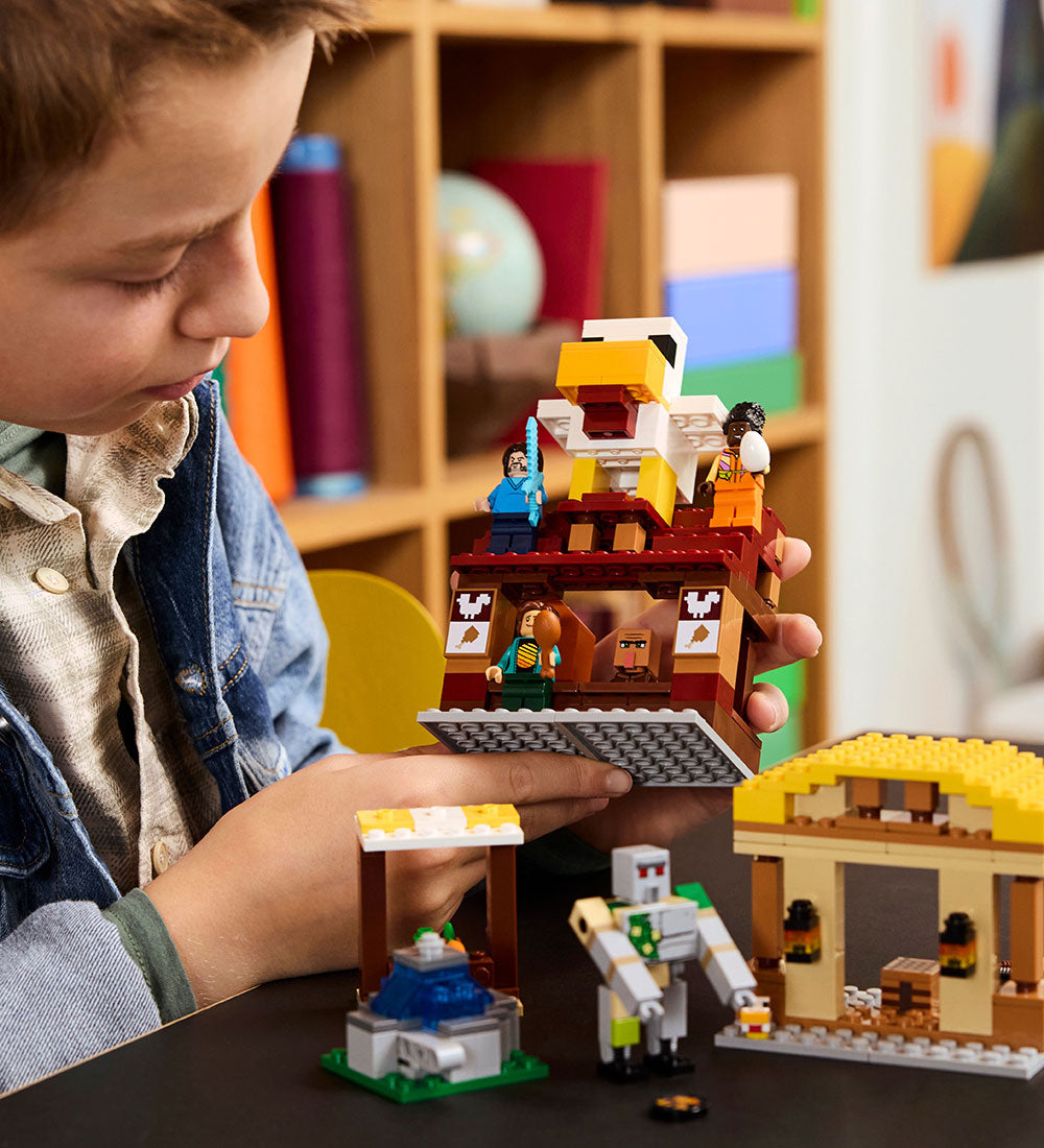 LEGO Minecraft هجوم على القرية 21273 – 555 قطعة