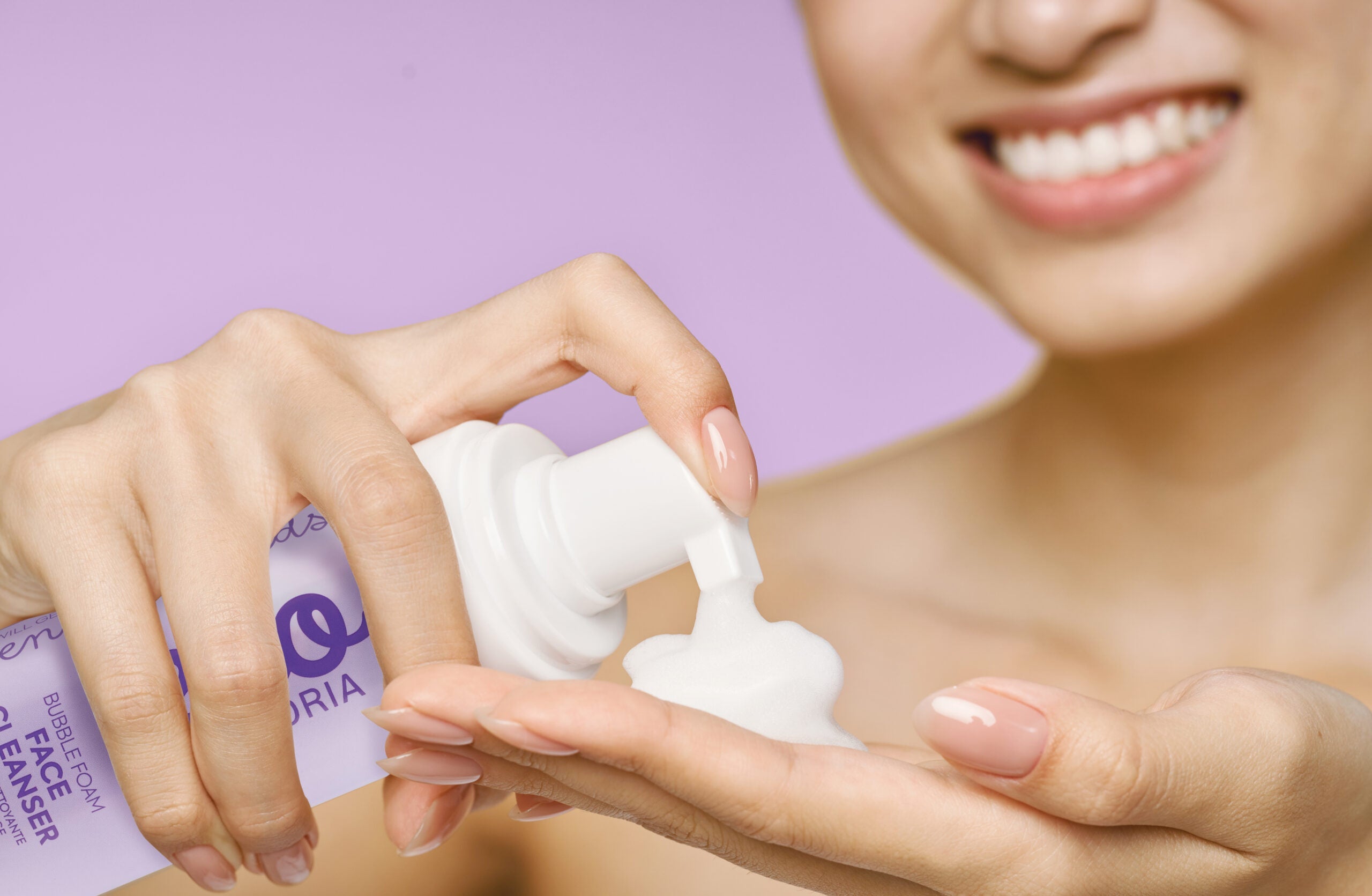 غسول رغوي Ecoforia بالخزامى – 160 مل لتنقية وترطيب البشرة