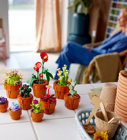 LEGO® Tiny Plants 10329 – نباتات صغيرة بتصميم طبيعي