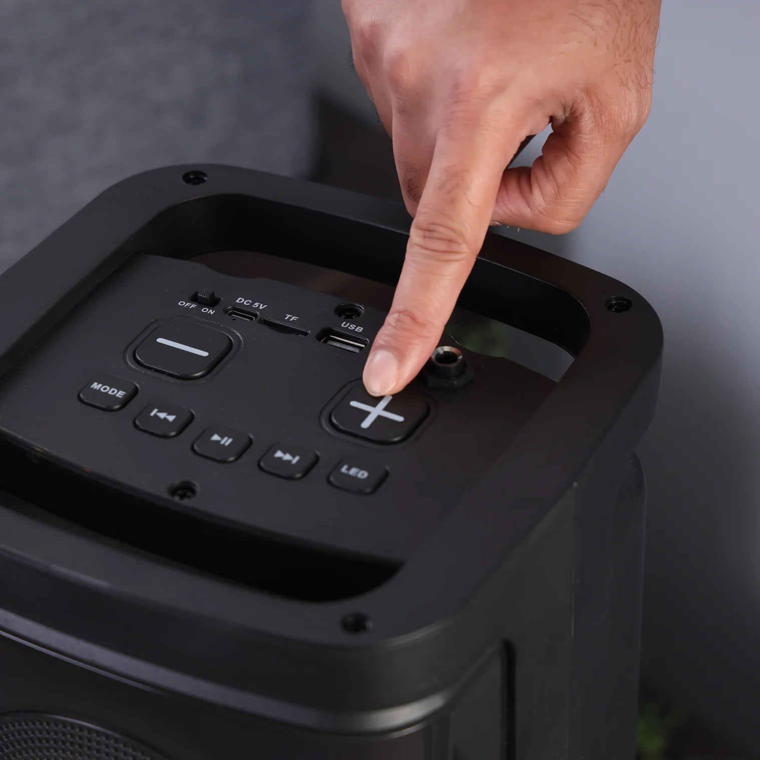 سبيكر Geepas GMS11193 20000W مع ميكروفون وإضاءة RGB