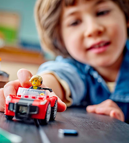 LEGO سيتي – شاحنة سحب وإصلاح سيارة رياضية 60435 – 101 قطعة