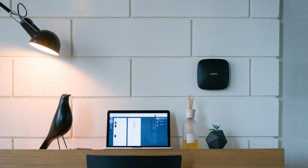 من اجاكس Hub لوحة التحكم الأمنية الذكية باللون الأبيض