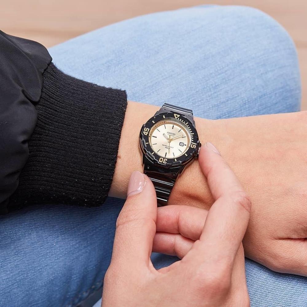 Casio Women's LRW-200H-9EVCF Classic Analog-Digital