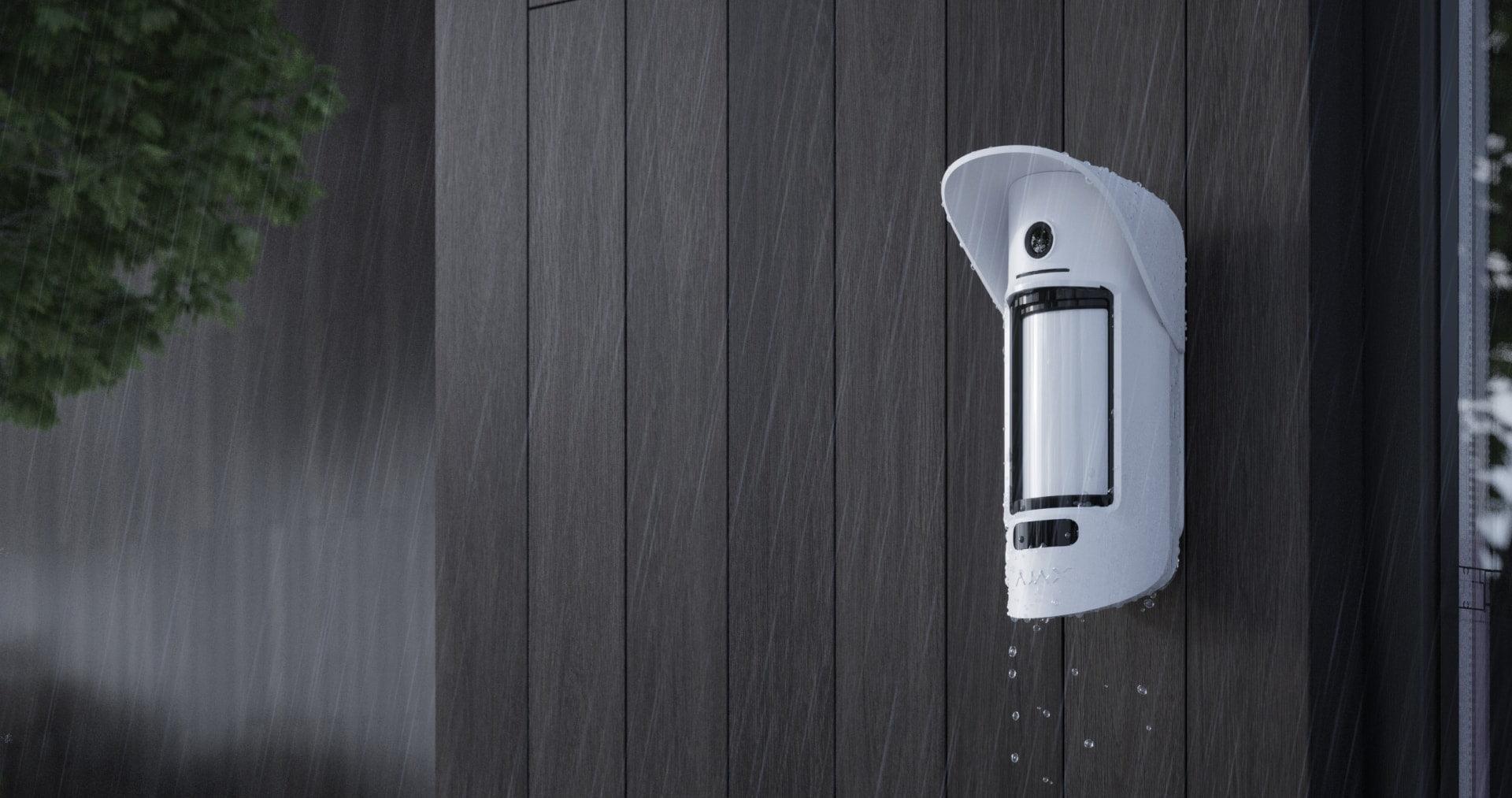 كاشف حركة لاسلكي خارجي مزود بكاميرا صور للتحقق من الإنذارات باللون 
من اجاكس MotionCam Outdoor الأبيض