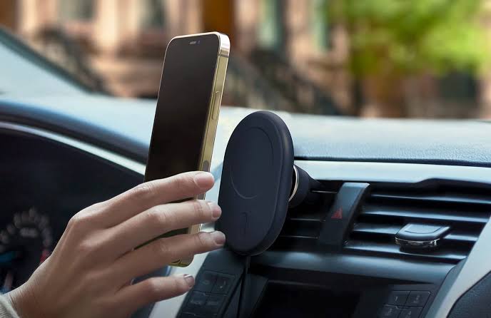 Best Car Charger for iPhone: How to Choose the Right One for Your Device