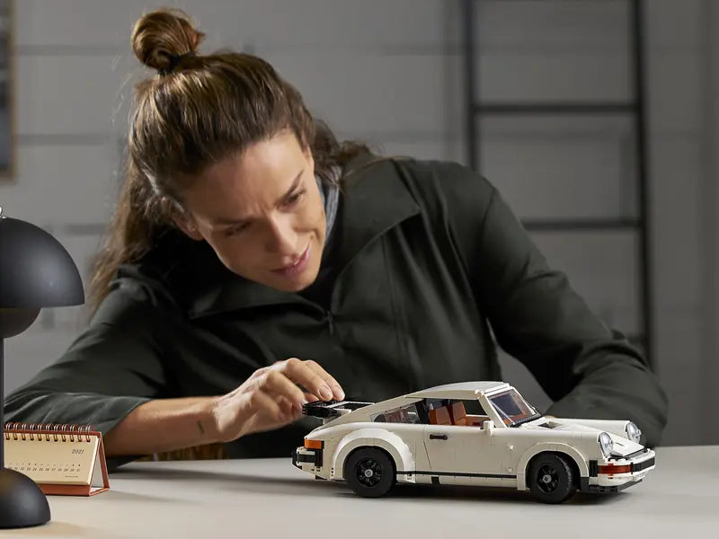 LEGO® Porsche 911 – سيارة رياضية أيقونية للبناء والكبار