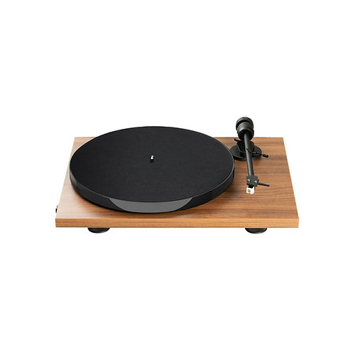 مشغل أسطوانات Pro-Ject E1 Phono BT مع تقنية البلوتوث والصوت التناظري