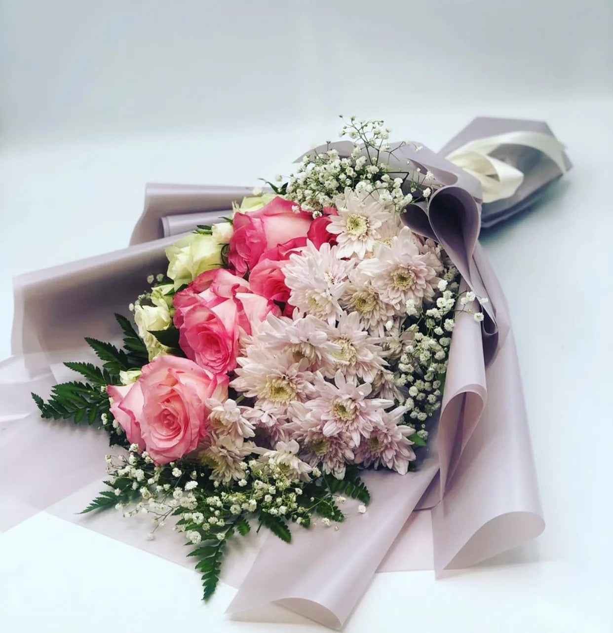 باقة ورود متنوعة - أبيض، وردي، كرزي، وجيبسوفيلا