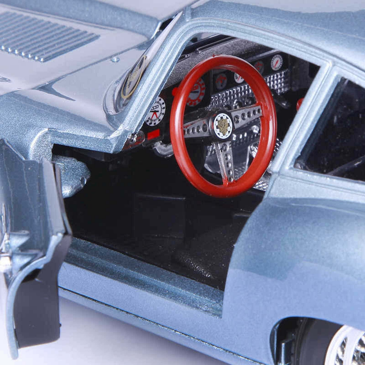 Maisto Jaguar "E" Coupe (1961) Die-Cast Model Car – 1:18 Scale