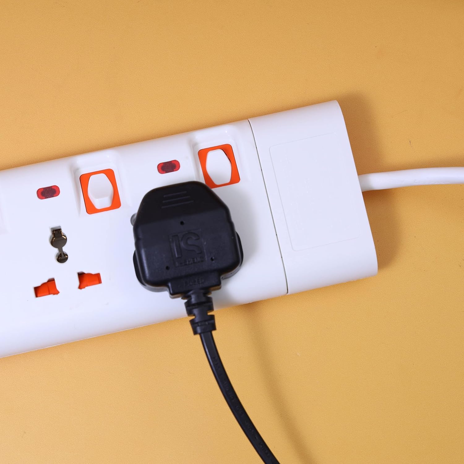 مشترك كهرباء Geepas 4 مخارج وUSB بطول 3م