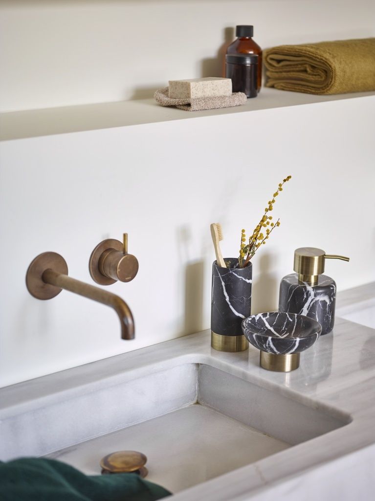Aquanova Nero Toothbrush Holder – Black, Stylish & Practical