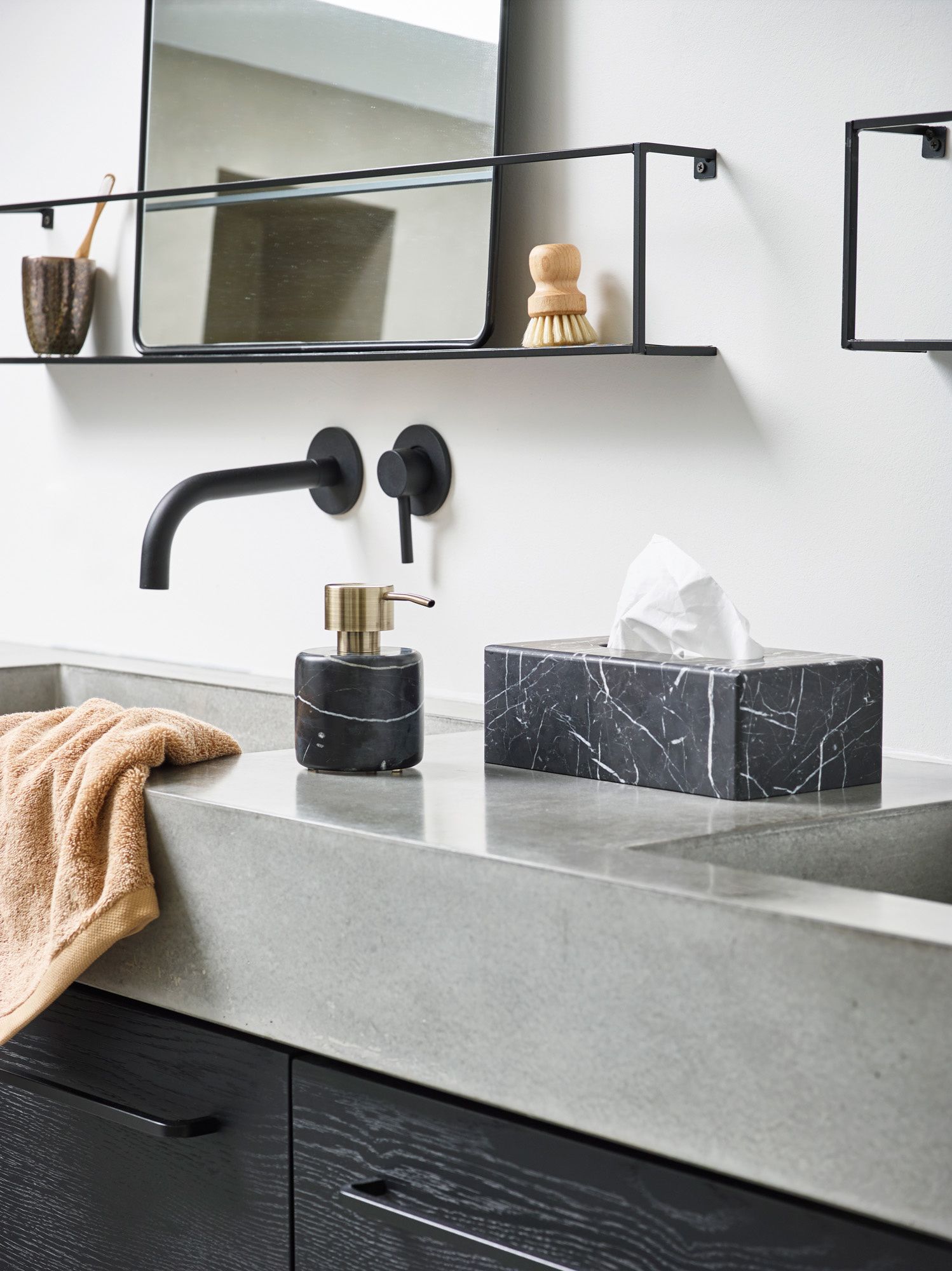 Aquanova Nero Liquid Soap Dispenser – Black & Stylish