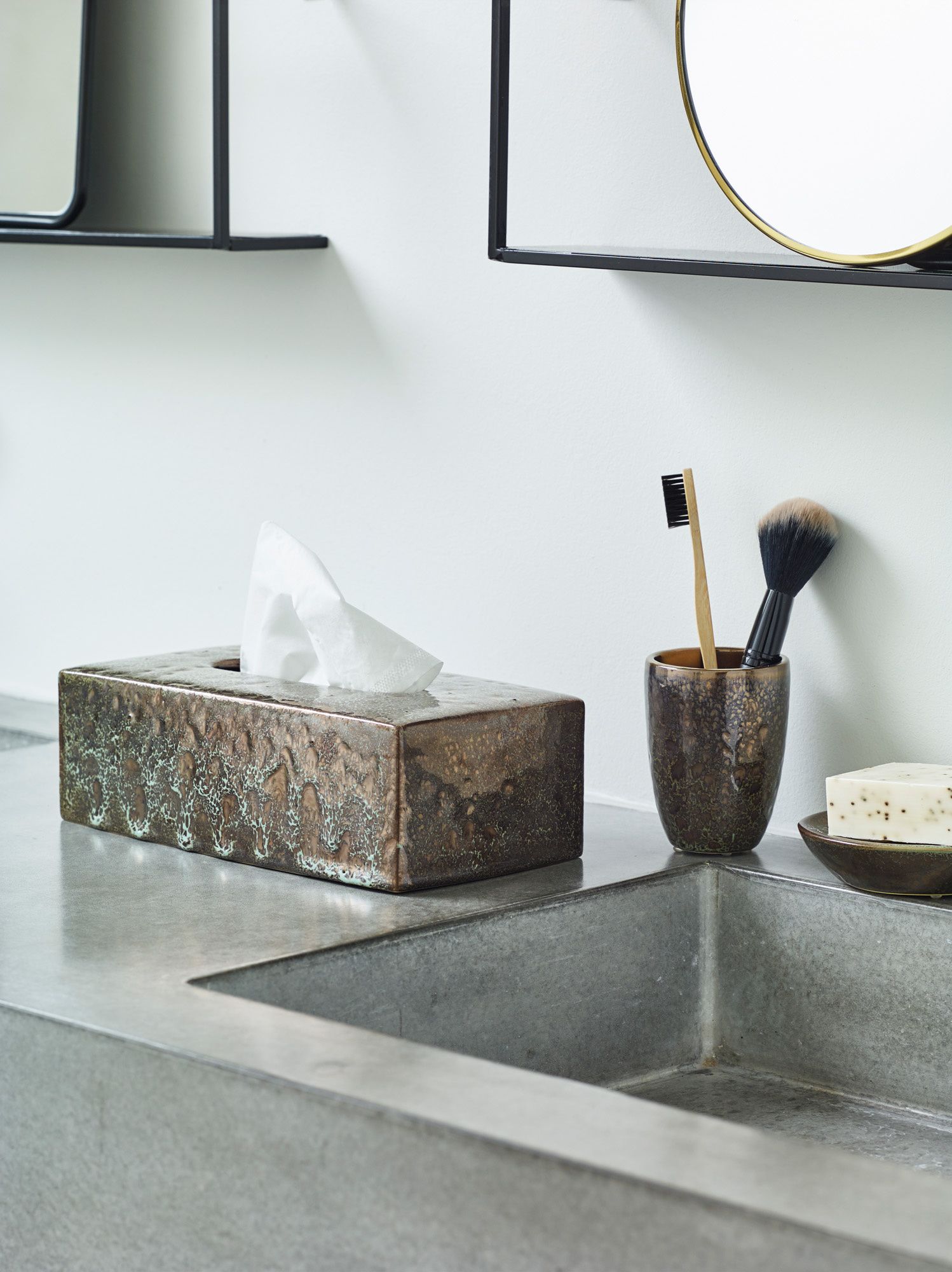 Aquanova Ugo Bronze Tissue Box – Elegant & Practical