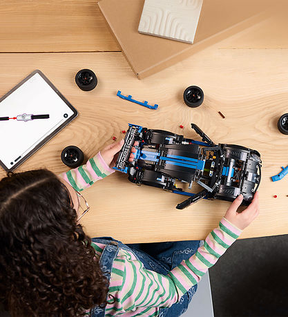 LEGO Technic بورش GT4 e-Performance – 834 قطعة