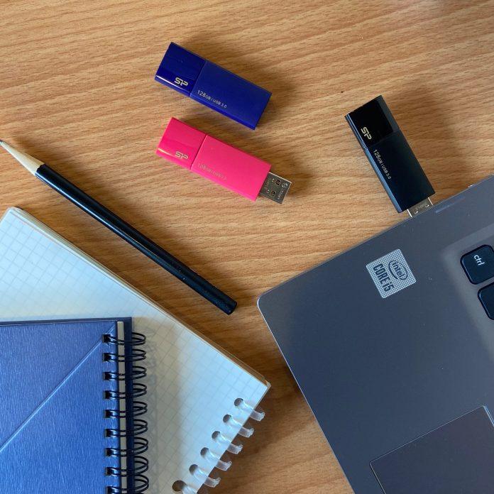 فلاش يو إس بي من سيليكون باور 128 جيجابايت سريعة