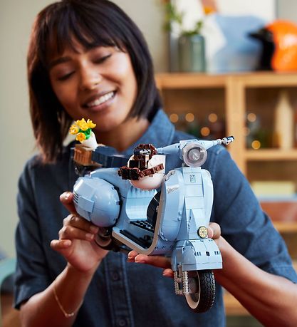 LEGO® Vespa 125 10298 – تجربة بناء سكوتر كلاسيكي