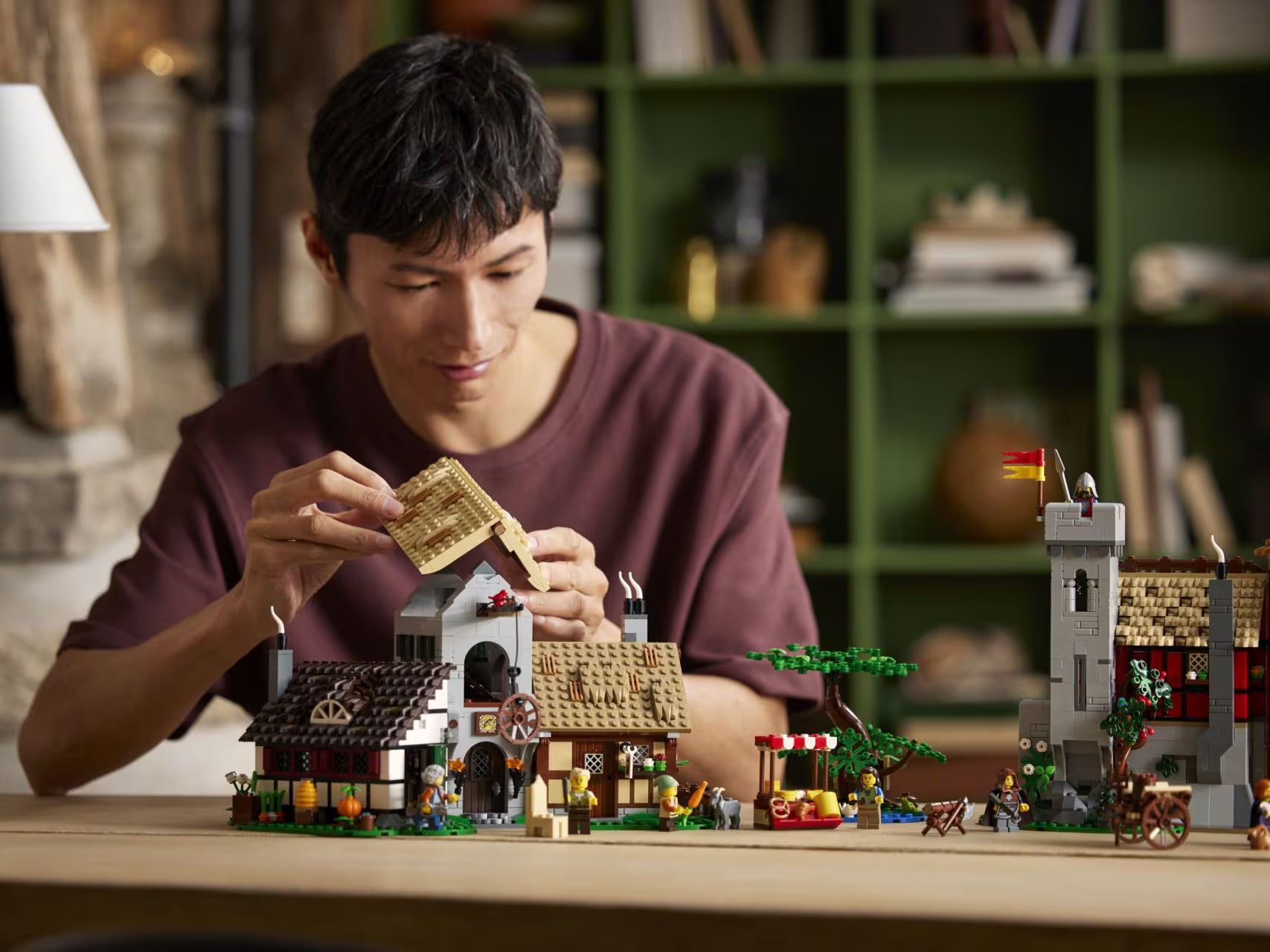 LEGO® Medieval Town Square – ساحة القرون الوسطى الأسطورية